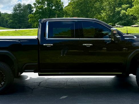 Used 2021 GMC Sierra 2500 Denali w/ Denali Black Diamond Edition AWD/4WD image 8
