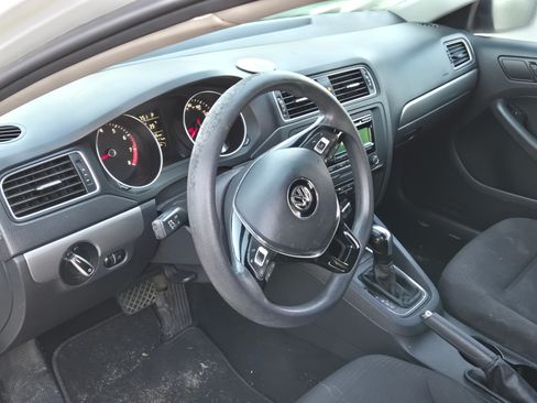 Used 2015 Volkswagen Jetta Sport image 2