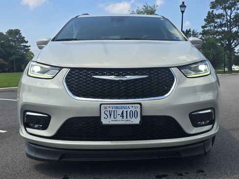 Used 2021 Chrysler Pacifica Touring-L w/ Premium & Safety Sphere Group FWD image 8