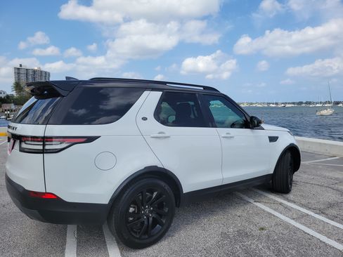 Used 2019 Land Rover Discovery SE image 14