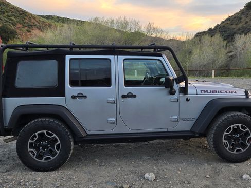 Used 2015 Jeep Wrangler Unlimited Rubicon image 9