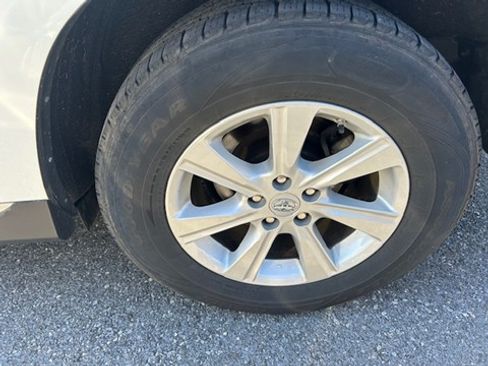 Used 2011 Toyota Highlander SE image 14