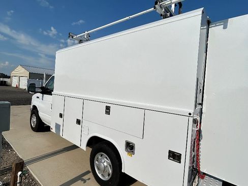 Used 2024 Ford E-350 and Econoline 350 Super Duty w/ Power Windows & Locks Group image 16
