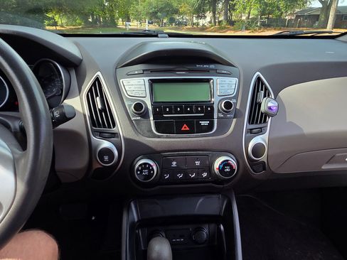 Used 2011 Hyundai Tucson GL image 18