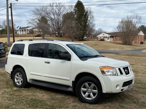 Used 2015 Nissan Armada SV image 2