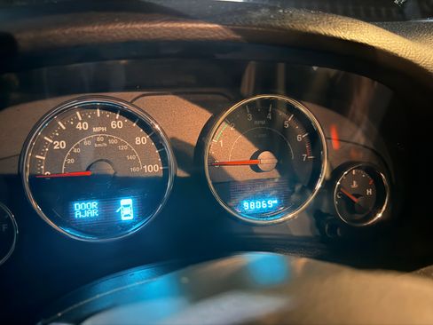 Used 2015 Jeep Wrangler Unlimited Sahara w/ Connectivity Group AWD/4WD image 6