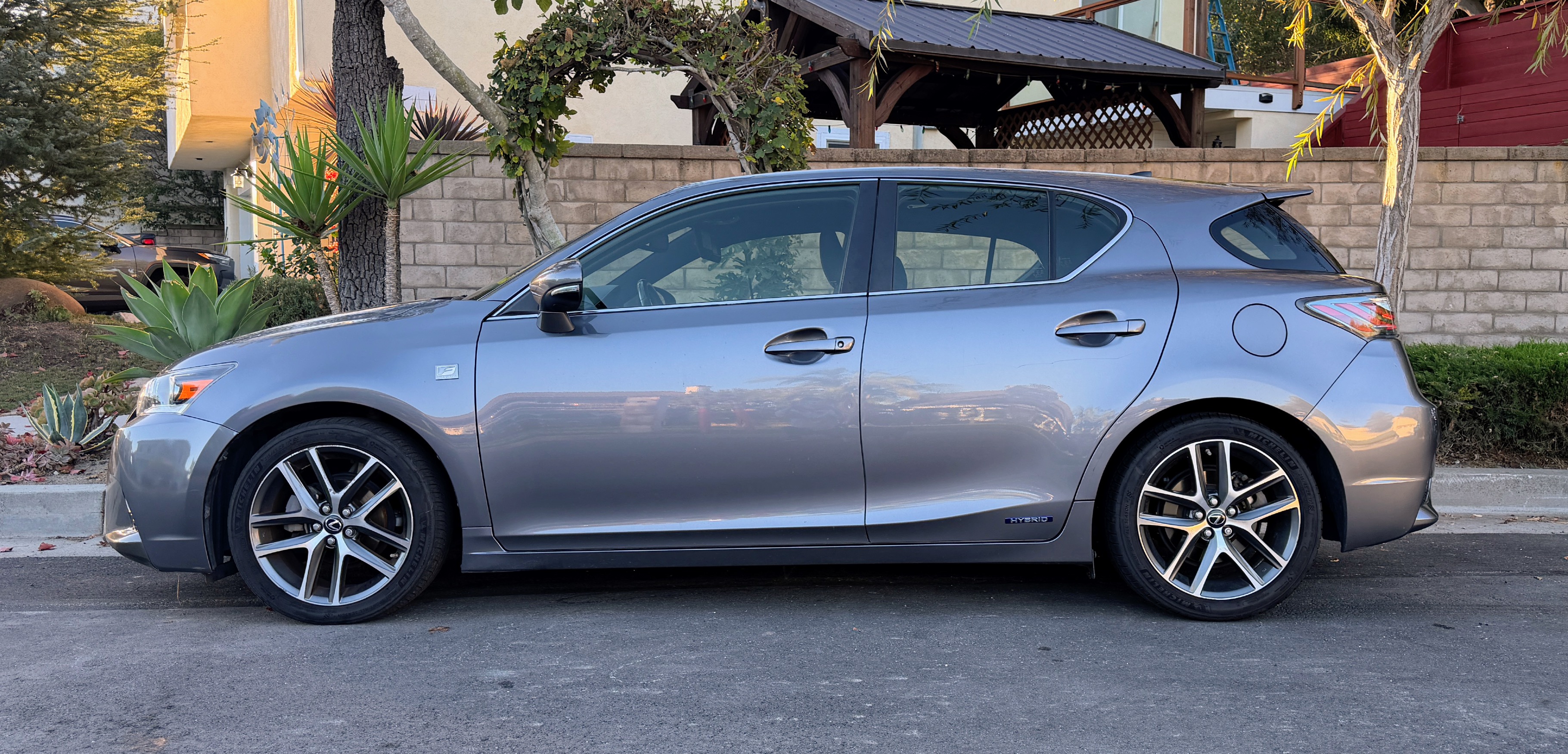 Used 2015 Lexus CT 200h w/ Navigation Package FWD image 1