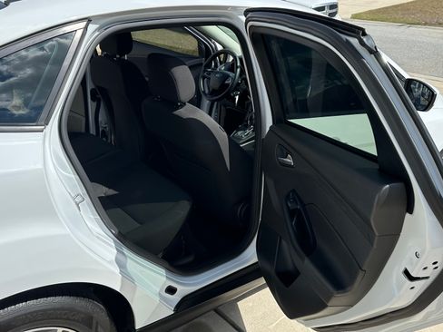 Used 2018 Ford Focus SE w/ SE Appearance Package image 12