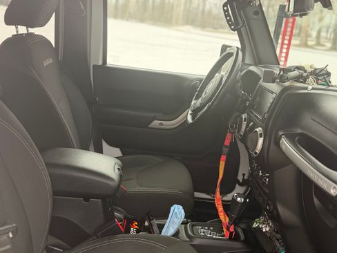 Used 2017 Jeep Wrangler Unlimited Sahara image 5