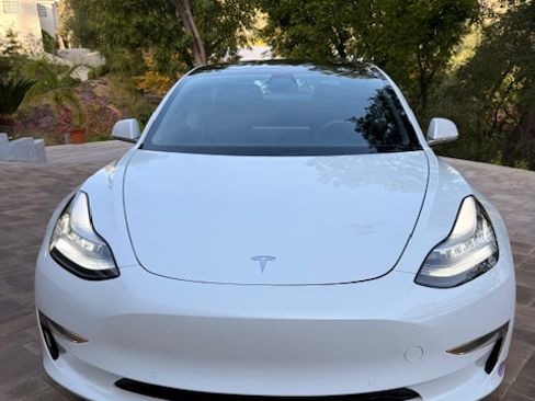 Used 2019 Tesla Model 3 Standard Range Plus image 2