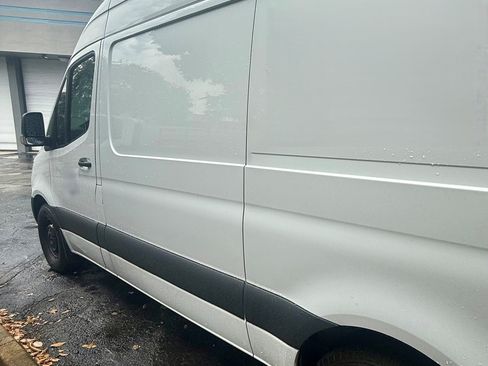 Used 2022 Mercedes-Benz Sprinter 2500 image 2
