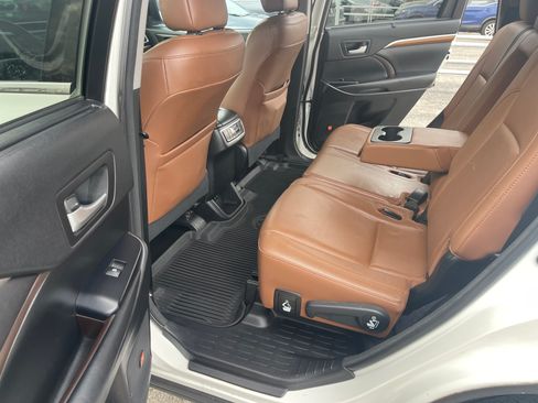 Used 2017 Toyota Highlander Limited Platinum image 13