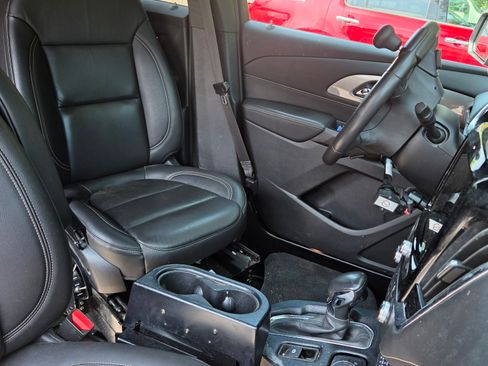 Used 2022 Chevrolet Traverse LT FWD image 13