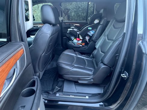 Used 2017 Cadillac Escalade ESV Luxury image 13