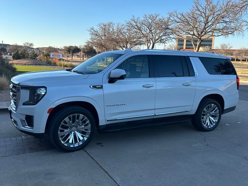 Used 2022 GMC Yukon XL SLT w/ SLT Luxury Package image 1