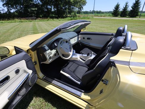 Used 2005 Chrysler Crossfire Limited RWD image 9