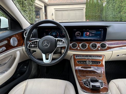 Used 2019 Mercedes-Benz E 300 E 300 4MATIC Sedan 4D image 5