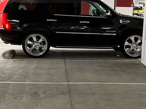 Used 2009 Cadillac Escalade 2WD image 2