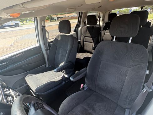 Used 2019 Dodge Grand Caravan SE w/ UConnect Hands-Free Group FWD image 18