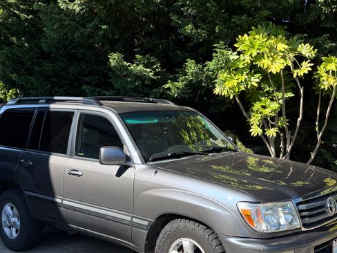 Used 2007 Toyota Land Cruiser w/ Convenience Pkg image 2