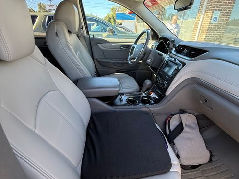 Used 2014 Chevrolet Traverse LT image 7