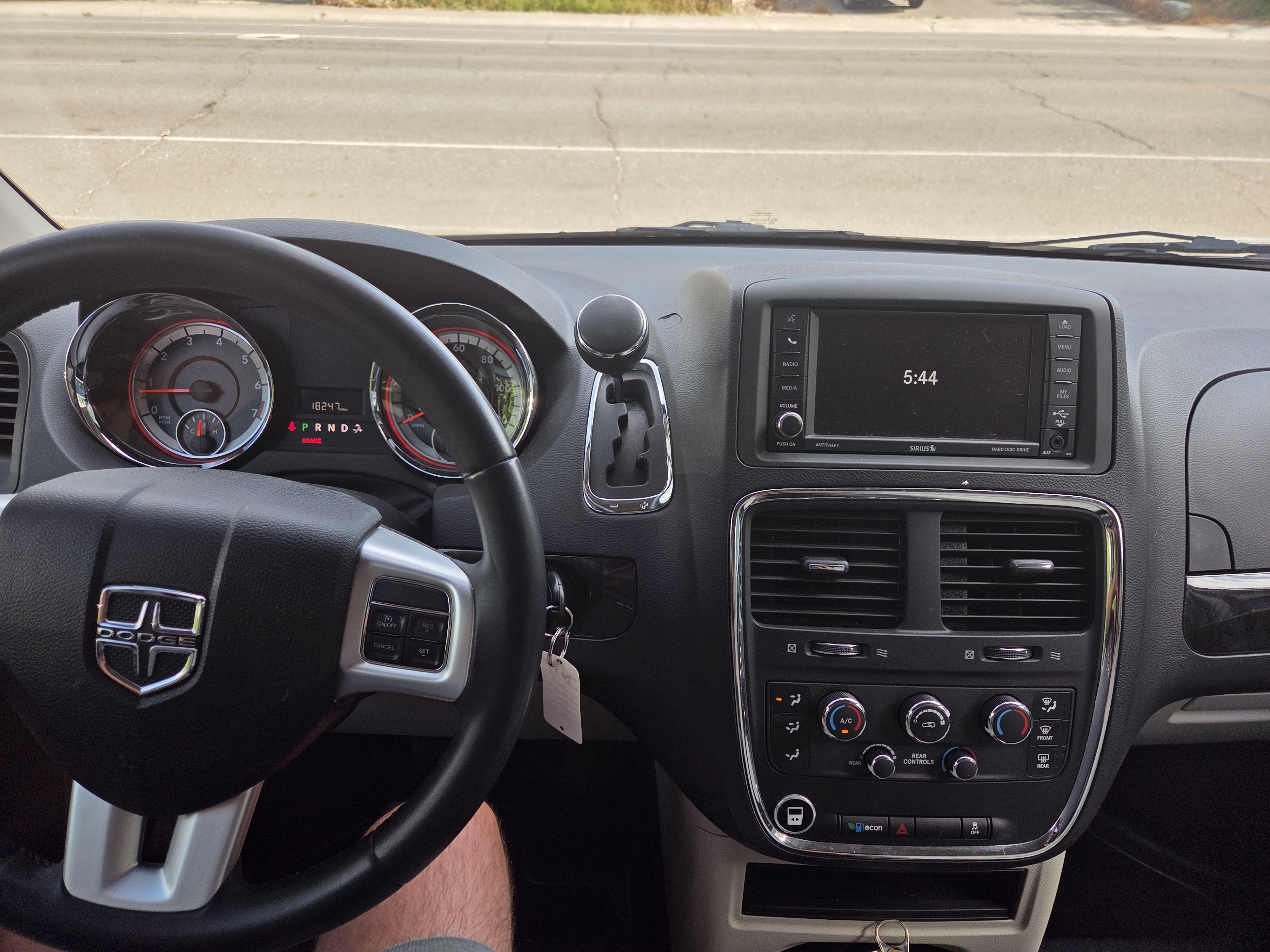 Used 2015 Dodge Grand Caravan SXT w/ UConnect Hands-Free Group FWD image 6