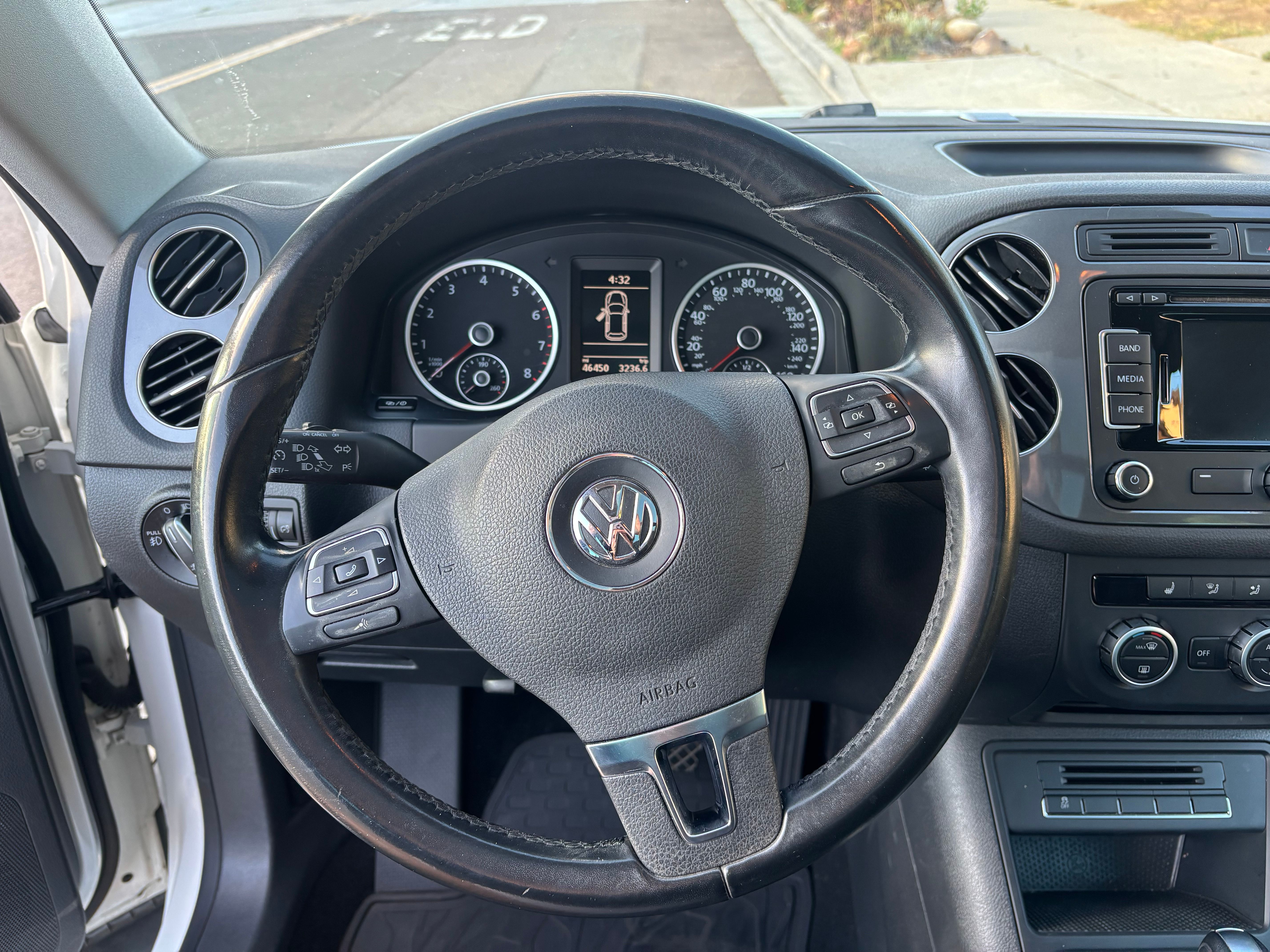 Used 2015 Volkswagen Tiguan SEL FWD image 21