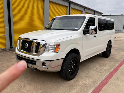Used 2017 Nissan NV 3500 SL image 4