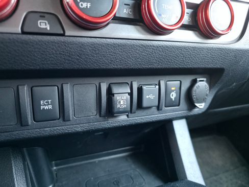 Used 2020 Toyota Tacoma TRD Off-Road image 14