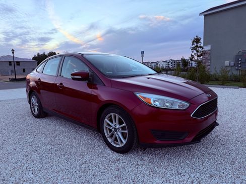 Used 2017 Ford Focus SE image 2