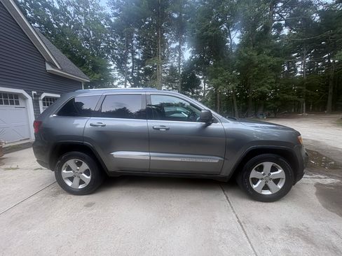 Used 2012 Jeep Grand Cherokee Laredo AWD/4WD image 2