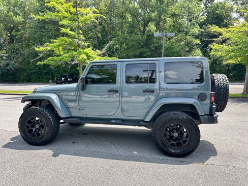 Used 2015 Jeep Wrangler Unlimited Sahara w/ Connectivity Group AWD/4WD image 8