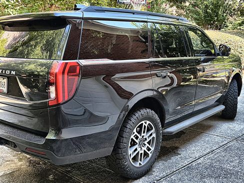 Used 2025 Ford Expedition Active AWD/4WD image 8
