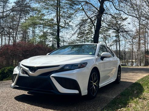 Used 2022 Toyota Camry SE w/ Audio Upgrade Package image 2