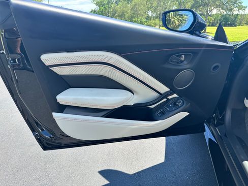 Used 2022 Aston Martin V8 Vantage Roadster image 18
