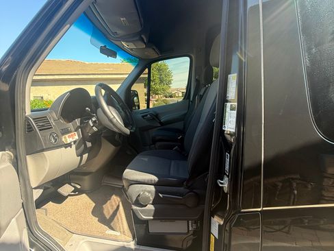 Used 2011 Mercedes-Benz Sprinter 2500 image 15