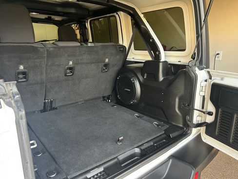 Used 2018 Jeep Wrangler Unlimited Rubicon AWD/4WD image 12
