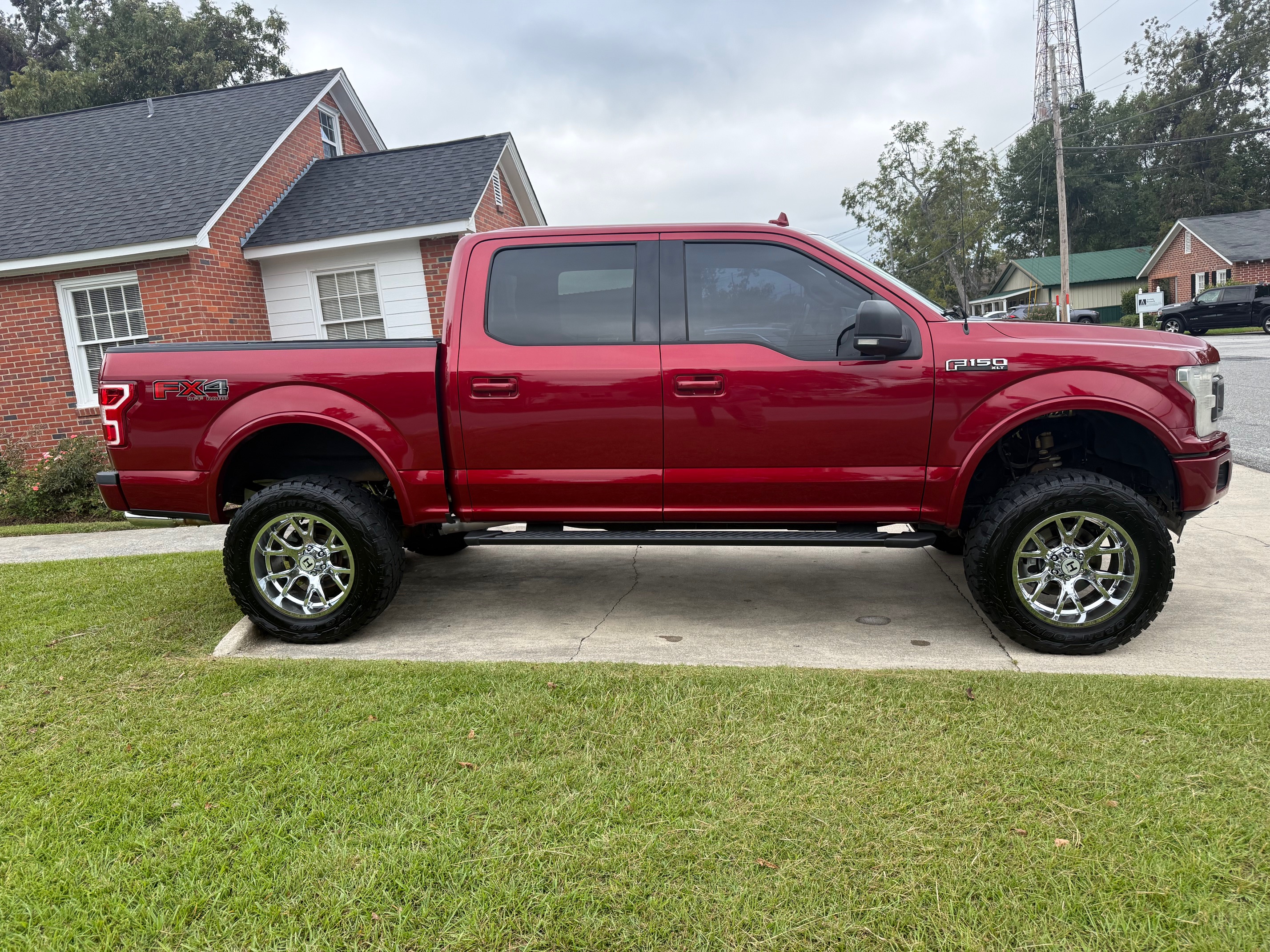 Used 2018 Ford F150 XLT w/ Equipment Group 302A Luxury AWD/4WD image 8