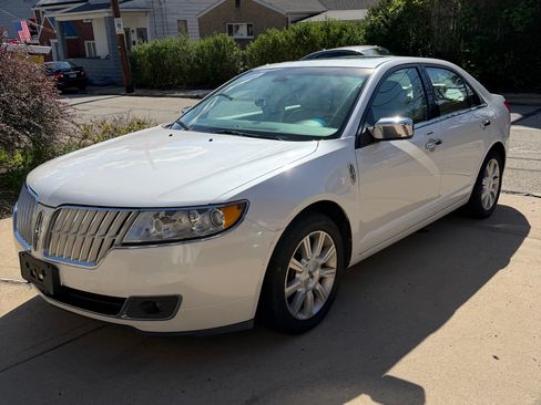 Used 2010 Lincoln MKZ image 1