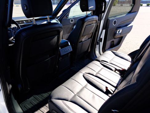 Used 2018 Land Rover Discovery SE image 15