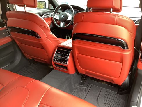 Used 2020 BMW 750i xDrive w/ Autobahn Package image 19