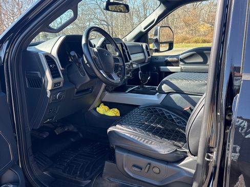 Used 2022 Ford F250 Lariat w/ Black Appearance Package image 10