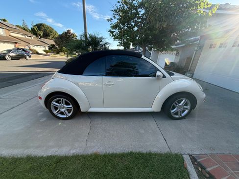 Used 2005 Volkswagen Beetle GLS FWD image 1