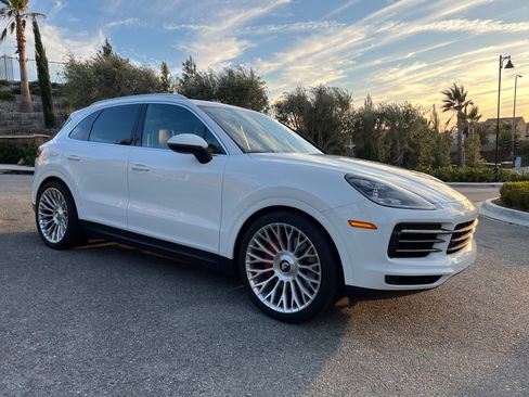 Used 2021 Porsche Cayenne AWD/4WD image 1