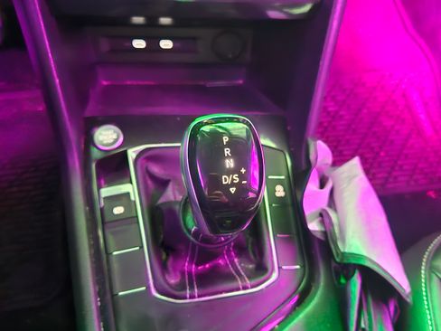 Used 2022 Volkswagen Tiguan SE image 8