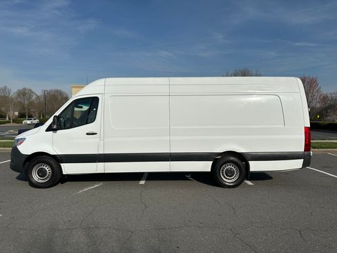 Used 2021 Mercedes-Benz Sprinter 2500 image 4