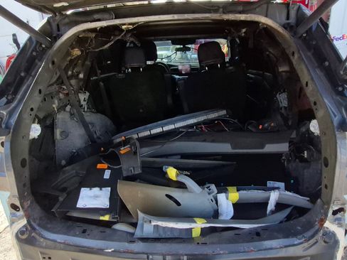 Used 2021 Ford Explorer XLT w/ Equipment Group 202A image 6