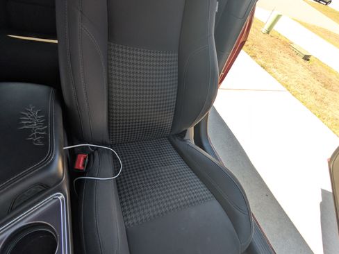 Used 2017 Dodge Challenger SXT image 9