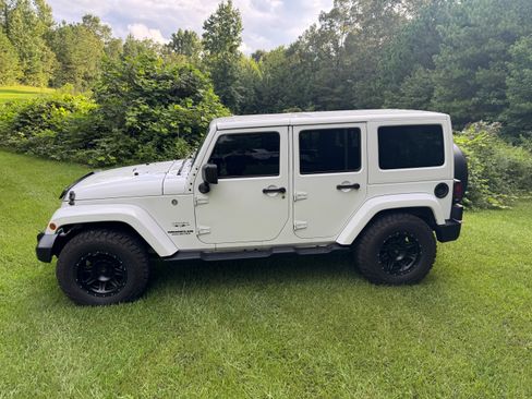Used 2017 Jeep Wrangler Unlimited Sahara w/ Max Tow Package AWD/4WD image 1