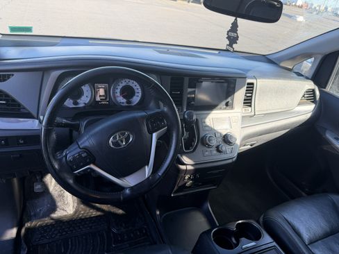 Used 2017 Toyota Sienna SE Premium image 13